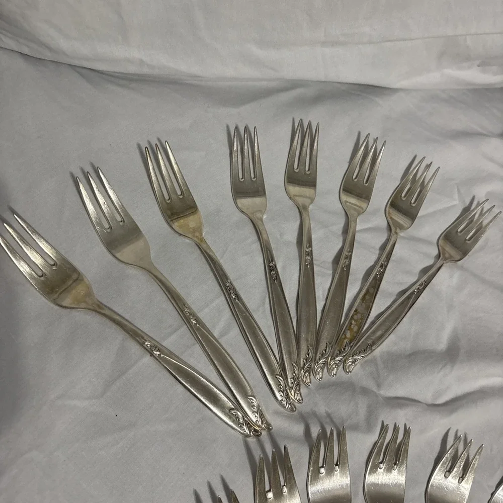 International Deep Silver Flatware 64 Pieces Silverplate With Case Vintage Read